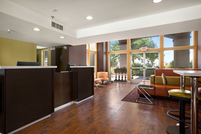 Imagen de los interiores del Hotel Baymont By Wyndham Modesto Salida. Foto 14