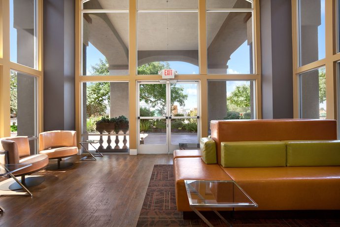 Imagen de los interiores del Hotel Baymont By Wyndham Modesto Salida. Foto 15