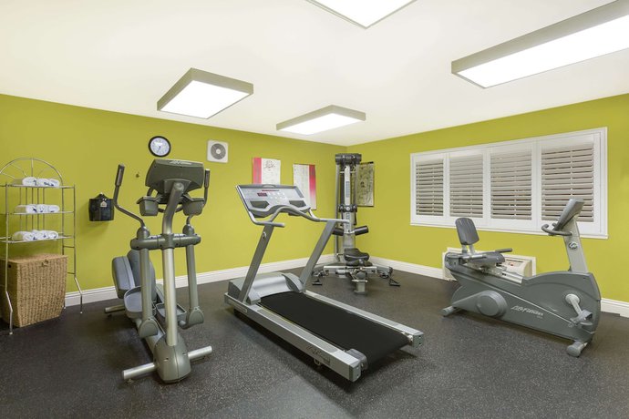 Imagen de los interiores del Hotel Baymont By Wyndham Modesto Salida. Foto 16