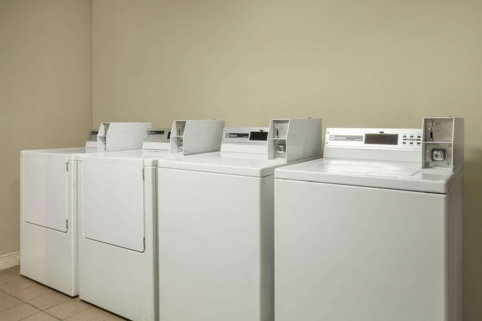 Imagen de los interiores del Hotel Baymont By Wyndham Modesto Salida. Foto 17