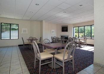 Imagen del bar/restaurante del Hotel Baymont By Wyndham Mooresville. Foto 2