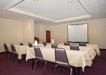 Imagen de los interiores del Hotel Baymont By Wyndham Mooresville. Foto 9