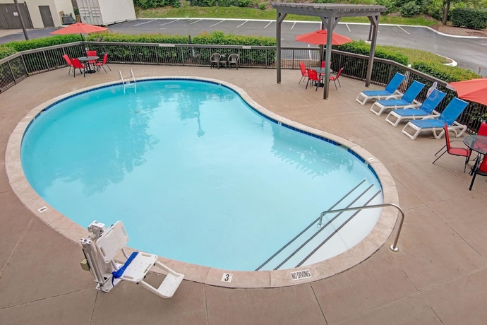 Imagen de la piscina del Hotel Baymont By Wyndham Nashville. Foto 19
