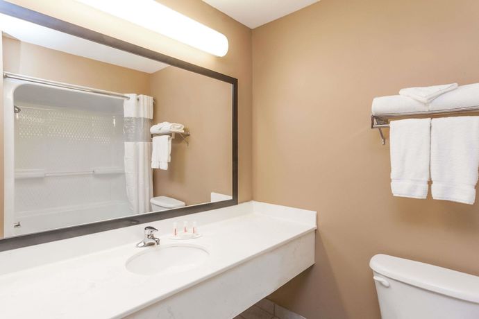 Imagen de la habitación del Hotel Baymont By Wyndham New Buffalo. Foto 6