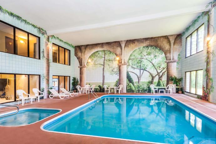 Imagen de la piscina del Hotel Baymont By Wyndham New Buffalo. Foto 19