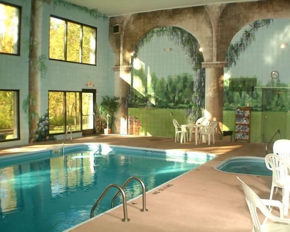 Imagen de la piscina del Hotel Baymont By Wyndham New Buffalo. Foto 20