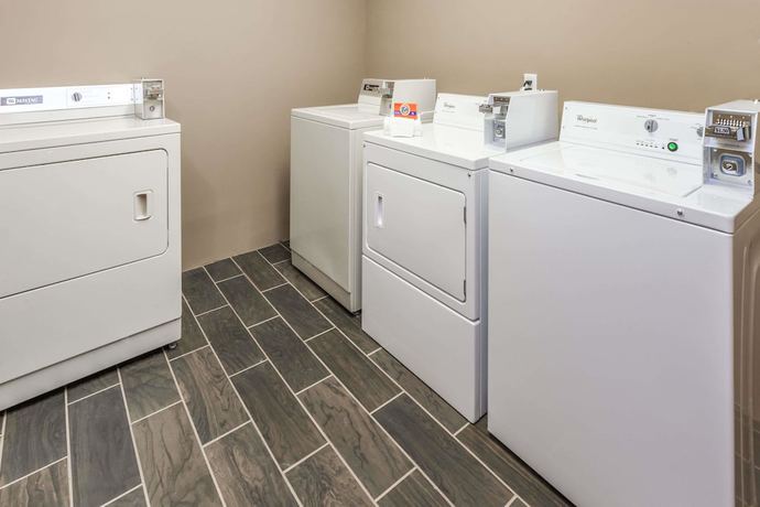 Imagen de los interiores del Hotel Baymont By Wyndham New Buffalo. Foto 17