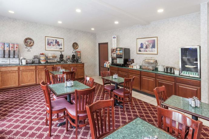 Imagen del bar/restaurante del Hotel Baymont By Wyndham New Buffalo. Foto 2