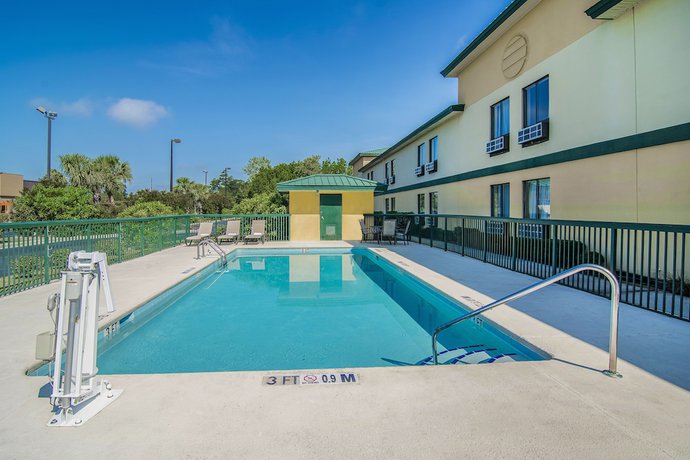 Imagen de la piscina del Hotel Baymont By Wyndham North Myrtle Beach. Foto 16