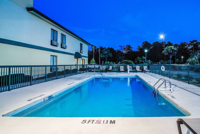 Imagen de la piscina del Hotel Baymont By Wyndham North Myrtle Beach. Foto 17