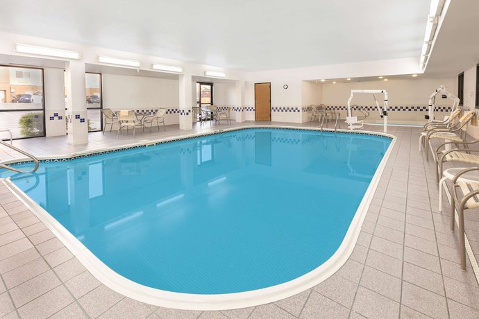 Imagen de la piscina del Hotel Baymont By Wyndham Oklahoma City/quail Springs. Foto 17