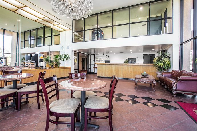 Imagen de los interiores del Hotel Baymont By Wyndham Ontario. Foto 19