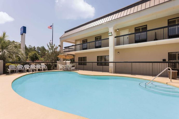 Imagen de la piscina del Hotel Baymont By Wyndham Orangeburg North. Foto 15