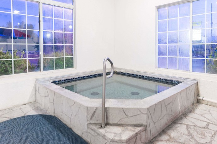 Imagen de la piscina del Hotel Baymont By Wyndham Osage Beach. Foto 15