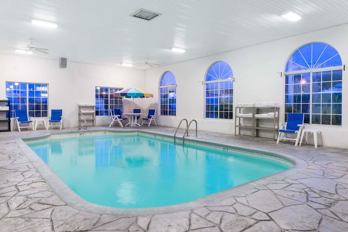 Imagen de la piscina del Hotel Baymont By Wyndham Osage Beach. Foto 16