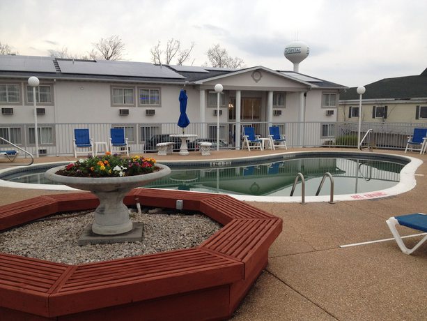 Imagen de la piscina del Hotel Baymont By Wyndham Osage Beach. Foto 17