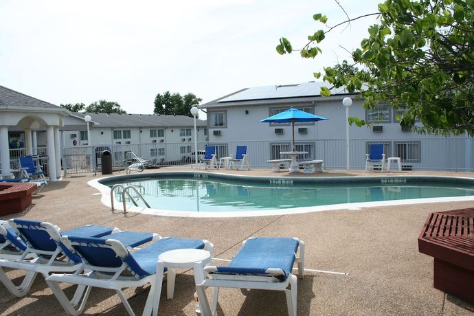 Imagen de la piscina del Hotel Baymont By Wyndham Osage Beach. Foto 19