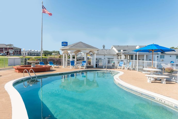 Imagen de la piscina del Hotel Baymont By Wyndham Osage Beach. Foto 20
