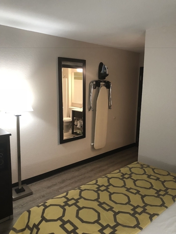 Imagen de la habitación del Hotel Baymont By Wyndham Phoenix I-10 Near 51st Ave. Foto 12