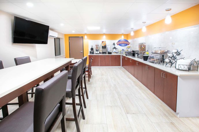 Imagen de los interiores del Hotel Baymont By Wyndham Plano. Foto 15