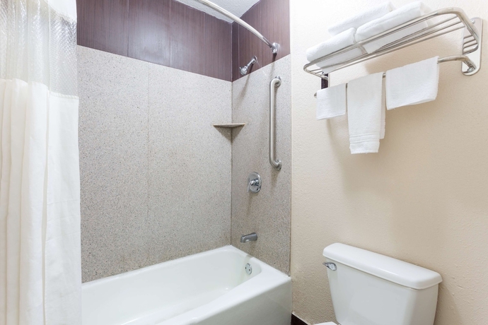 Imagen de la habitación del Hotel Baymont By Wyndham Port Arthur/groves Area. Foto 16