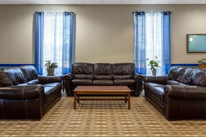 Imagen de los interiores del Hotel Baymont By Wyndham Queensbury / Lake George. Foto 14