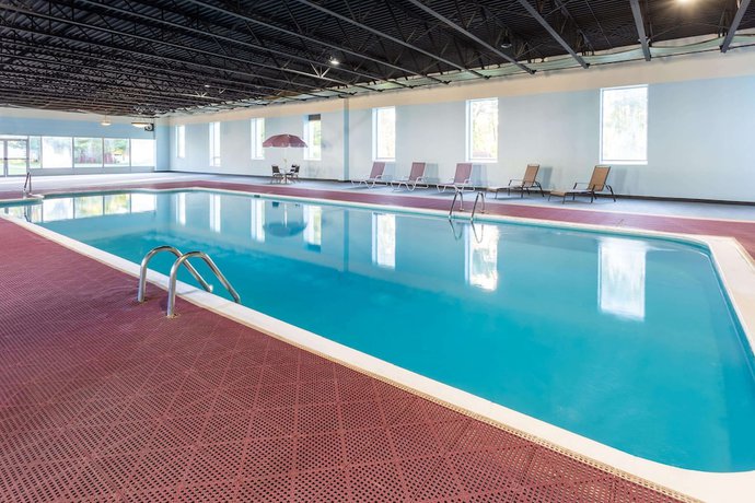 Imagen de la piscina del Hotel Baymont By Wyndham Queensbury / Lake George. Foto 20