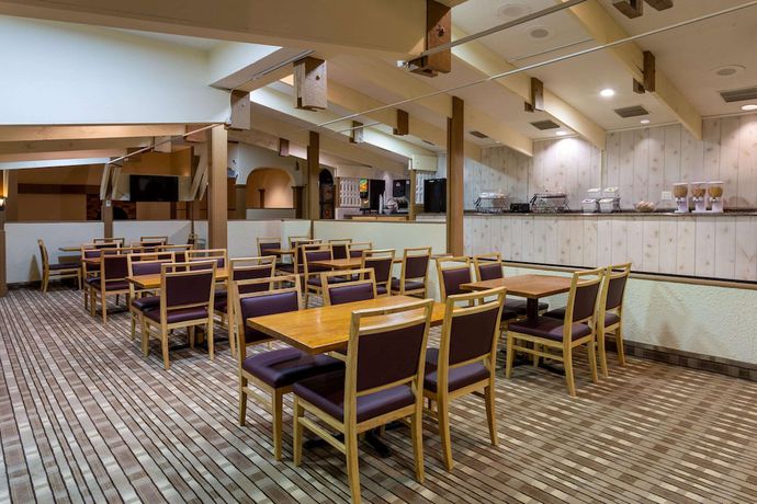 Imagen del bar/restaurante del Hotel Baymont By Wyndham Queensbury / Lake George. Foto 2