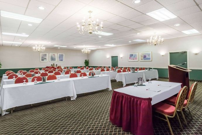 Imagen de los interiores del Hotel Baymont By Wyndham Queensbury / Lake George. Foto 17