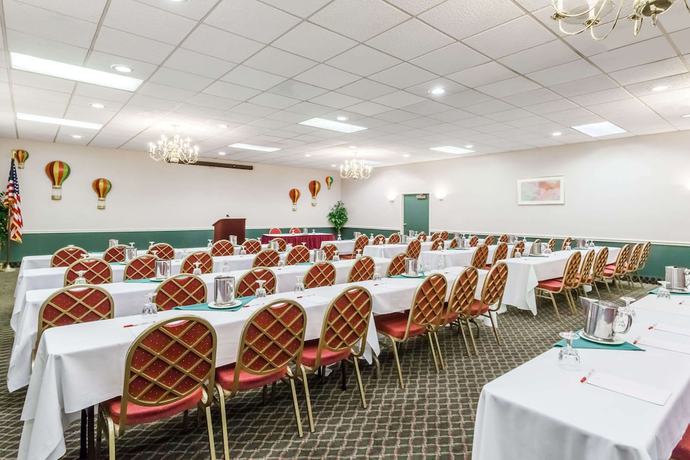 Imagen de los interiores del Hotel Baymont By Wyndham Queensbury / Lake George. Foto 18