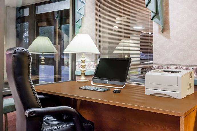 Imagen de los interiores del Hotel Baymont By Wyndham Queensbury / Lake George. Foto 19