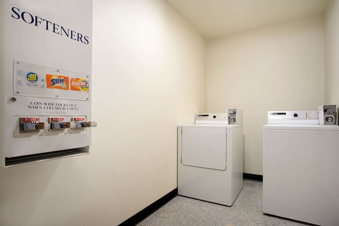 Imagen de los interiores del Hotel Baymont By Wyndham Rawlins. Foto 19