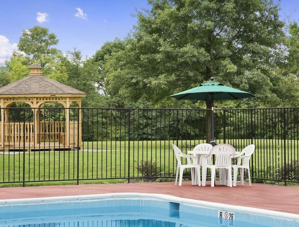 Imagen de la piscina del Hotel Baymont By Wyndham Salem Roanoke Area. Foto 18