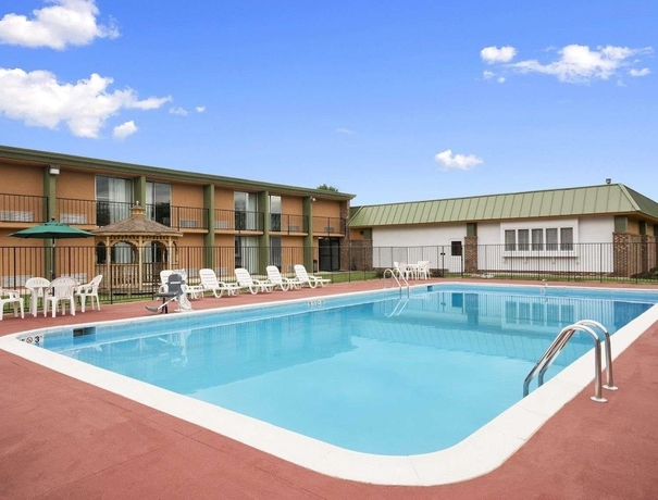 Imagen de la piscina del Hotel Baymont By Wyndham Salem Roanoke Area. Foto 19