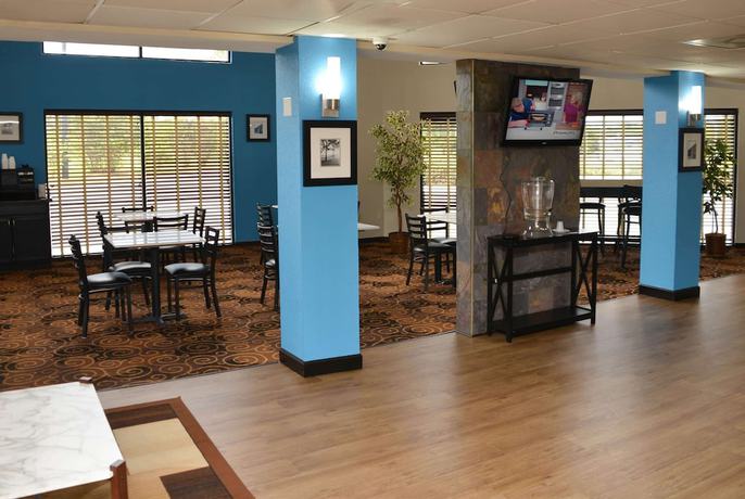 Imagen de los interiores del Hotel Baymont By Wyndham Santee. Foto 19