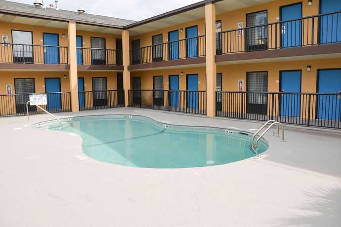 Imagen de la piscina del Hotel Baymont By Wyndham Santee. Foto 20