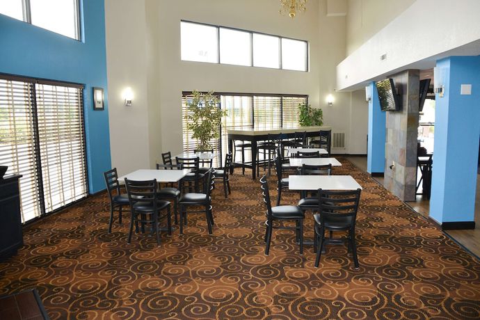 Imagen del bar/restaurante del Hotel Baymont By Wyndham Santee. Foto 6