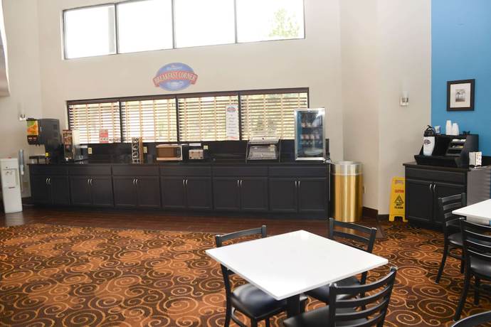 Imagen del bar/restaurante del Hotel Baymont By Wyndham Santee. Foto 9