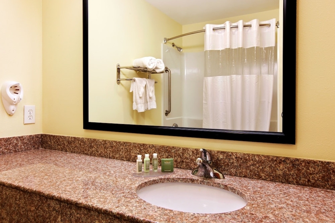 Imagen de la habitación del Hotel Baymont By Wyndham Savannah South. Foto 7