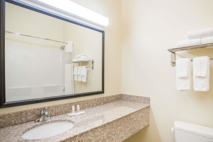 Imagen de la habitación del Hotel Baymont By Wyndham Savannah South. Foto 12