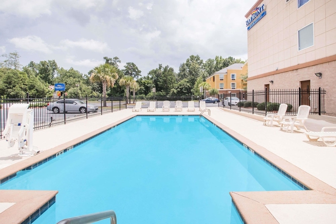 Imagen de la piscina del Hotel Baymont By Wyndham Savannah South. Foto 18