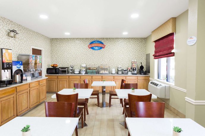 Imagen del bar/restaurante del Hotel Baymont By Wyndham Savannah/garden City. Foto 2