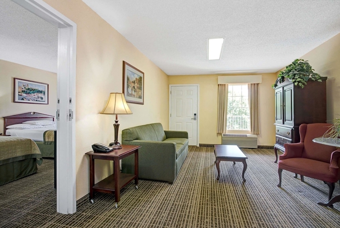 Imagen de los interiores del Hotel Baymont By Wyndham Smithfield. Foto 11