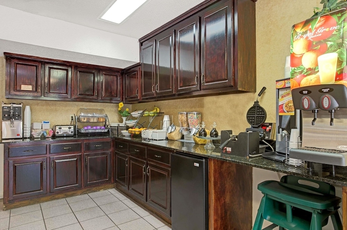 Imagen del bar/restaurante del Hotel Baymont By Wyndham Smithfield. Foto 2