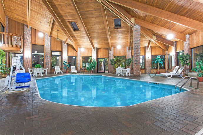 Imagen de la piscina del Hotel Baymont By Wyndham Smyrna. Foto 18