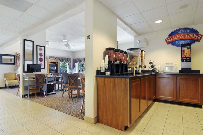 Imagen del bar/restaurante del Hotel Baymont By Wyndham Tallahassee. Foto 3