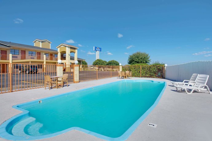 Imagen de la piscina del Hotel Baymont By Wyndham Terrell. Foto 17