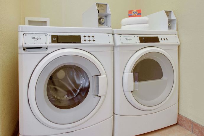 Imagen de los interiores del Hotel Baymont By Wyndham Terrell. Foto 15