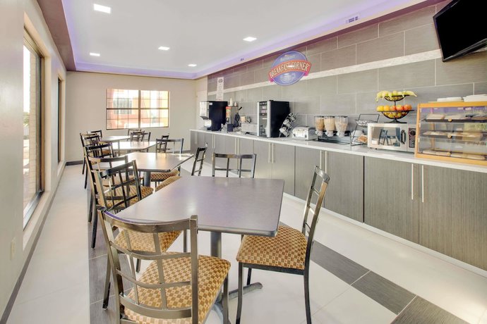 Imagen del bar/restaurante del Hotel Baymont By Wyndham Terrell. Foto 5