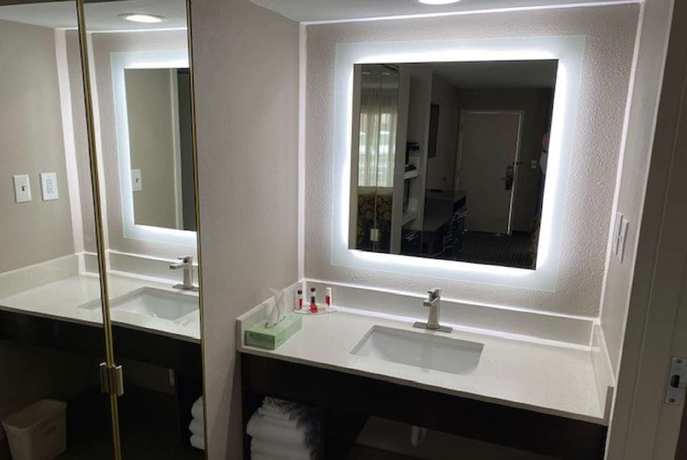 Imagen de la habitación del Hotel Baymont By Wyndham Topeka. Foto 4